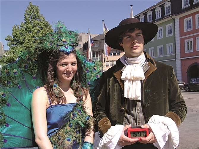 Katrin Heepenstrick und Dominik Bruchof laden als Pfauendame und Prinz Maximilian zu Wied zur Stadtführung ein. privat