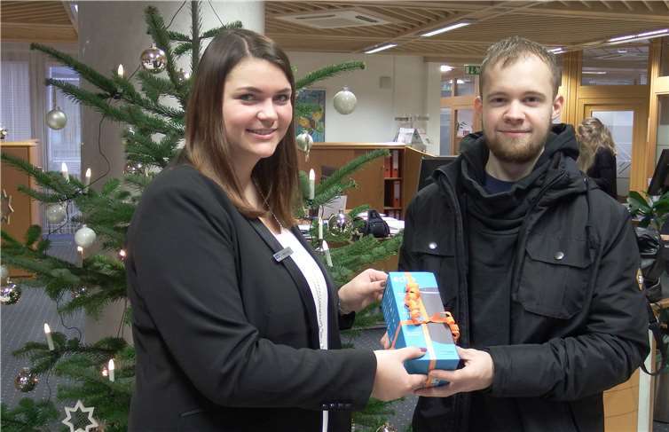 Katrin Jung, Beraterin in der Filiale Mülheim-Kärlich der Volksbank RheinAhrEifel, überreicht dem Kunden Alexander Elskamp aus Koblenz ein Audiogerät zur Nutzung der Sprachassistentin Alexa, das er bei der Verlosung im Rahmen der Ergänzungswahl zur Vertreterversammlung gewonnen hat.VoBa