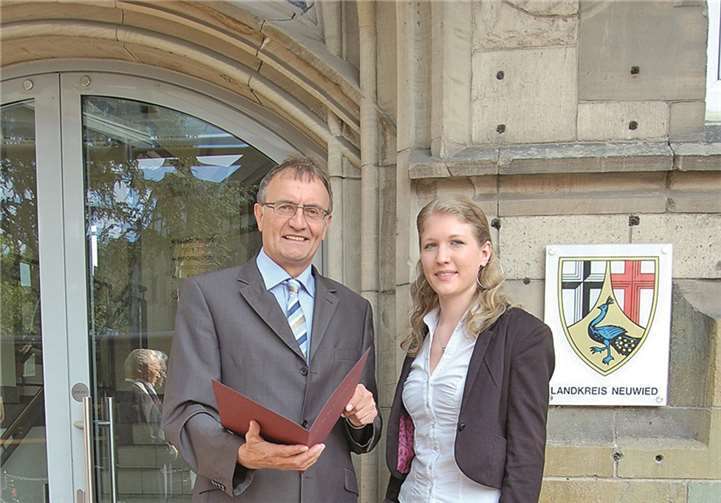 Katrin Kaiser und Landrat Rainer Kaul, der sich sehr über die guten Abschlüsse „seiner“ Studenten freut. privat