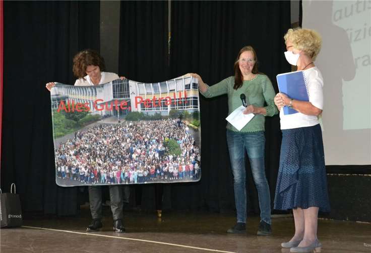 Katrin Schemmer und Andrea Schmelter überreichen eine wärmende Decke.Fotos: privat