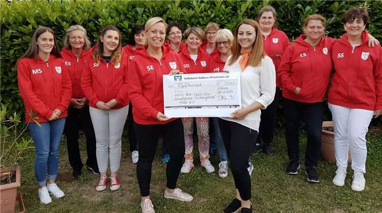 Katrin Stein (r.) übergab den Scheck an Präsidentin Sandra Engel. Die „Schängelschnitten“ hatten gerade ihre Jacken erhalten und freuten sich sichtlich. privat