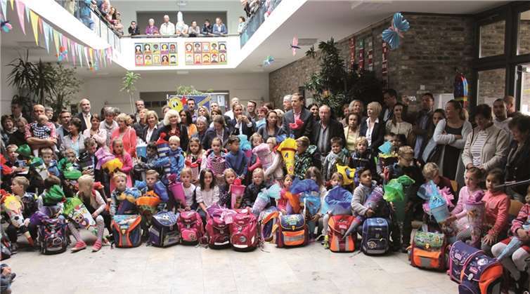 Kaum Platz finden konnten Eltern und Verwandten der 41 Erstklässler bei der Einschulungsfeier.DL