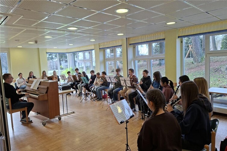 Kaum angekommen, wurden Instrumentenkoffer geöffnet, Noten sortiert und Registerproben angesetzt.