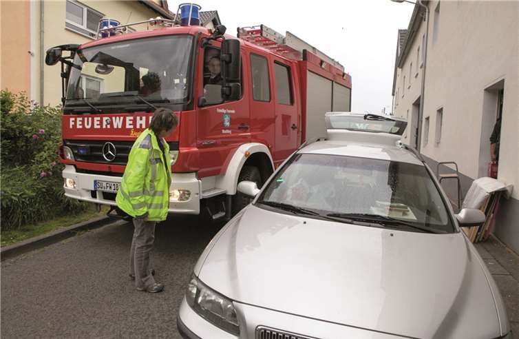Kaum ein Durchkommen gab es in der Werthhovener Fuchskaule für das Feuerwehrfahrzeug mit Wehrleiter Markus Zettelmeyer am Steuer. Gemeindeverwaltungs-Mitarbeiterin Karin Zimmermann half beim Rangieren. JOST
