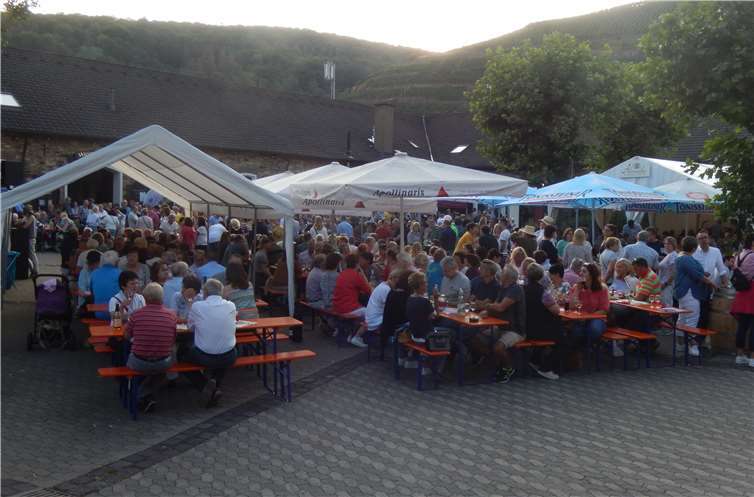 Wein, Musik und gute Laune  Kaum ein Sitzplatz war am frühen Samstagabend noch frei.Fotos: -RU-