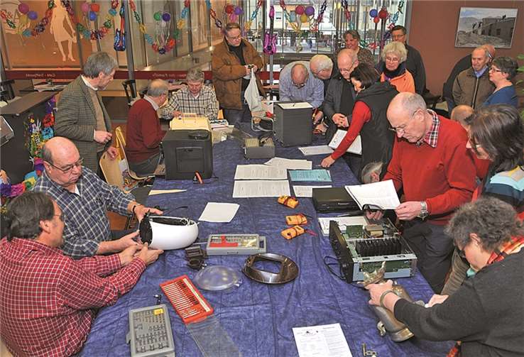 Kaum hatte das Reparatur-Café seine Pforten geöffnet, strömten die Menschen mit ihren defekten Geräten Kaffeemaschinen, Verstärkern oder Nähmaschinen ins „Haus der Familie“. Dort reparierte das ehrenamtliche Team den ganzen Nachmittag. Stadt Andernach/Maurer