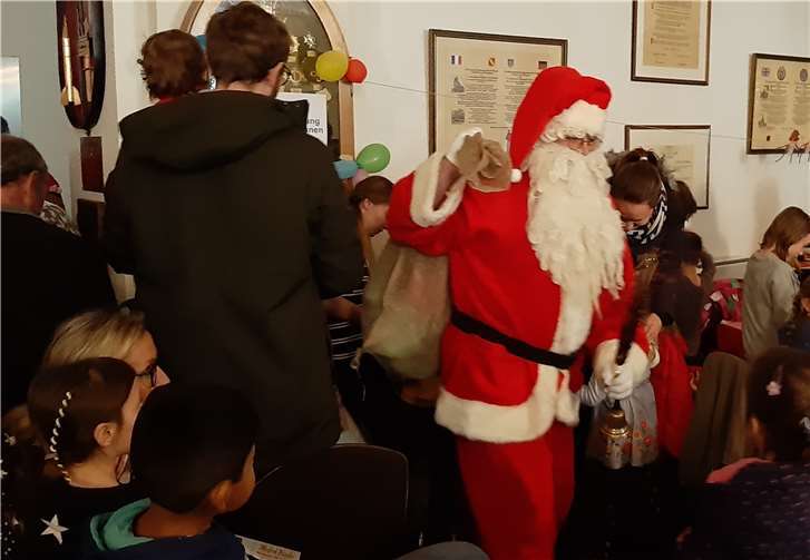Kaum hatte der Weihnachtsmann sein Glöckchen geläutet,strömten die Kinder schon auf ihn zu. Selbstverständlich hatte er für jeden eine Kleinigkeit dabei! Fotos: NC