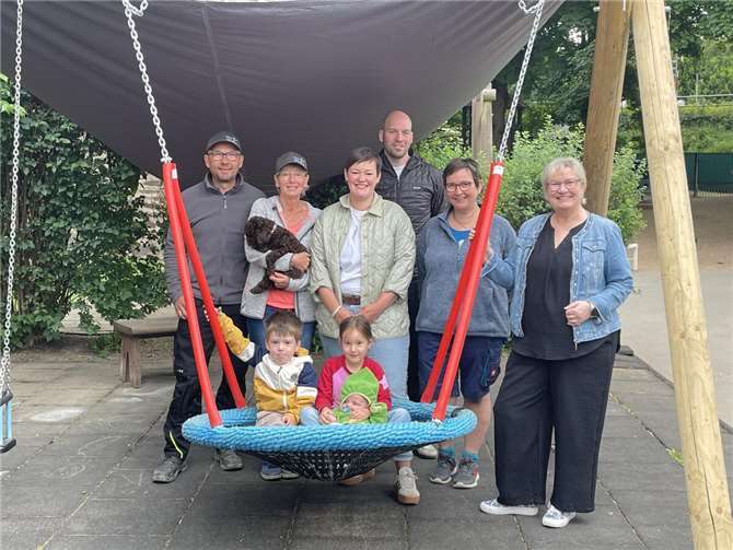 Kaum ist die Schaukel auf dem Außengelände montiert, wird sie auch schon von den Kindern in Beschlag genommen. Foto: privat