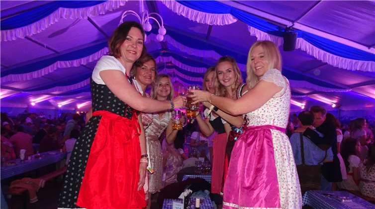 Kaum jemanden hielt es auf den Sitzen. 