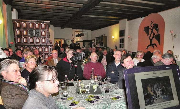 Kaum noch ein freier Platz im Weingut Sonnenberg bei der 25. Veranstaltung des Gesprächskreises Ahrwein.privat