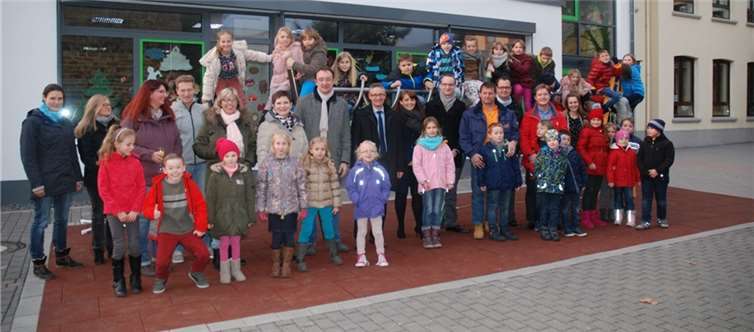 Kaum noch zu erkennen: das neue Klettergerüst mit den Sponsoren, Helfern und den begeisterten Kindern. privat