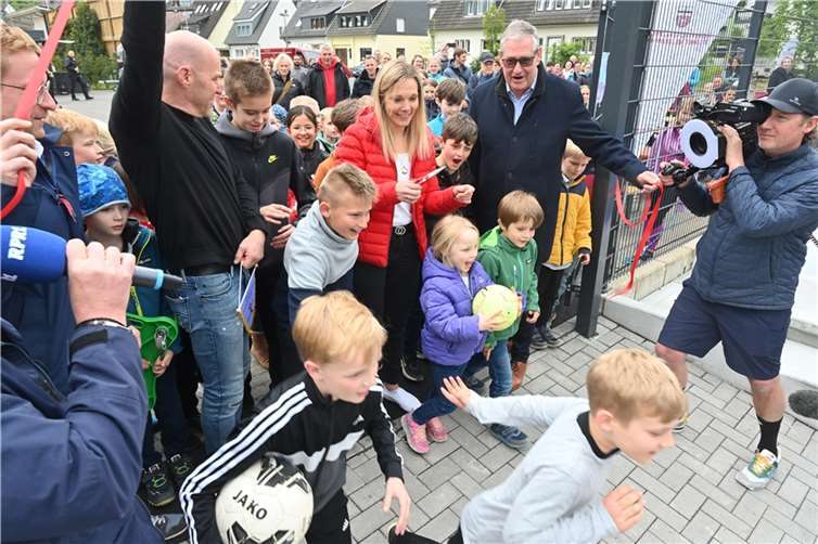 Kaum war das Band durchtrennt, war die Kindermeute nicht mehr zu halten und rannte los.