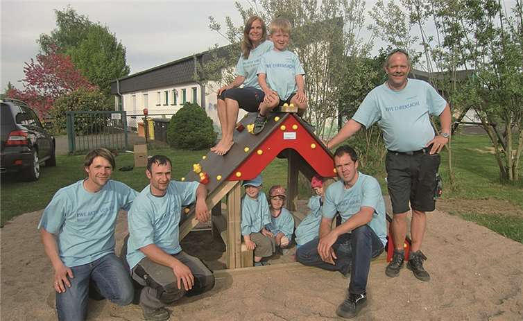 Kaum war das Kletterhäuschen auf dem Außengelände der KiTa St. Kastor aufgestellt, nahmen die Kleinen es auch schon in Beschlag.