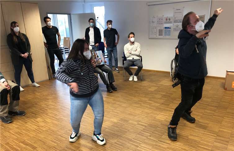 Aktivierung von Menschen mit Behinderung trotz Corona Kaum war die Spielekonsole angeschlossen, erfüllte sie ihren Zweck. Bei „Just Dance“ ging es sofort zur Sache.