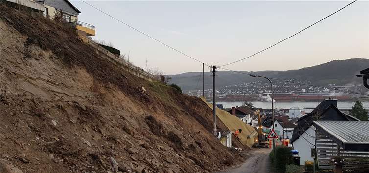 Kaum wiederzuerkennen: Die Straße Im Lammertal wird saniert und der Hang befestigt. Dazu musste zunächst viel Material entfernt und abgefahren werden. Fotos: Paul Delfs