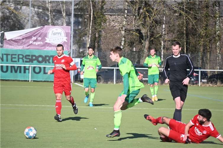 Kaum zu bremsen: Tim Montermann (am Ball) erzielte gegen den FSV Trier-Tarforst (li. Heiko Weber) nicht nur das 1:0 für die SG Eintracht Mendig/Bell, sondern legte auch das 4:1 durch Alexander Court mustergültig auf.  Foto: SK