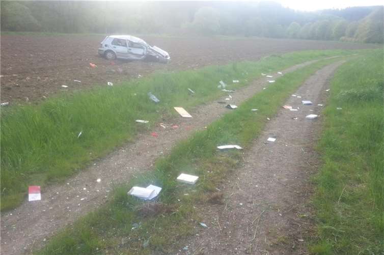 Kaum zu glauben, aber aus diesem Auto kam der Fahrer nur leicht verletzt heraus.