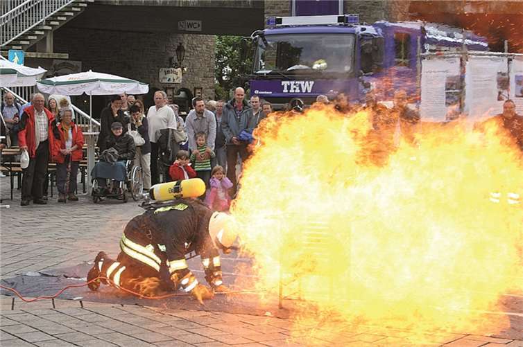 Kaum zu glauben was eine explodierende Spraydose nach Erhitzung für ein Desaster anrichten kann. Die Feuerwehr zeigt es live.