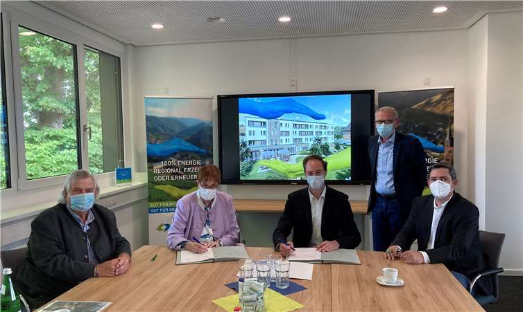 Kay Andresen, Dr. Johanna Will-Armstrong Dominik Neswadba und Christophe Vianden unterzeichnen im Beisein von Herrn Bürgermeister Guido Orthen den Fernwärmeliefervertrag für das neue Inklusionshotel (v.l.). Foto: Ahrtal-Werke GmbH