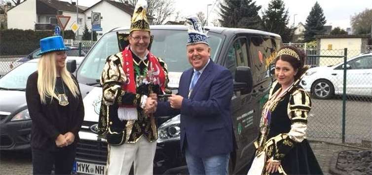 Kay Hoffmann übergibt den Schlüssel an Prinz Gregor I. -PS-