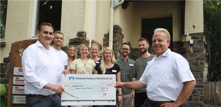 Kay Hoffmann übergibt den Spendenscheck persönlich und informiert sich über dessen Verwendung.Foto: privat