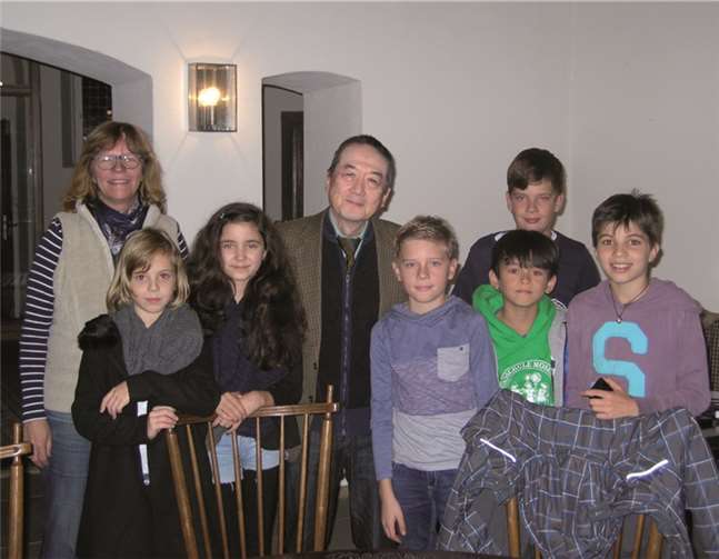 Kazuhiko Kobayashi (Mitte) im Schöffenstübchen am Florinsmarkt mit den jungen Umweltreportern der Grundschule Koblenz-Moselweiß. privat