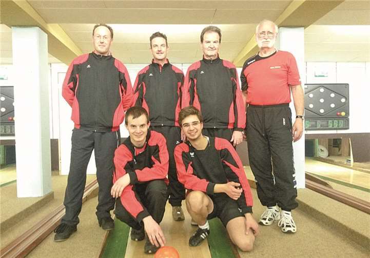Kegeln bald in der Bezirksliga: (v.v.l.) Alexander Scharfenstein, Philipp Neitzert; (h.v.l.) Bertram Morgenschweiß, Gerd Scharfenstein, Siegfried Maul, Hans-Werner Abt.privat