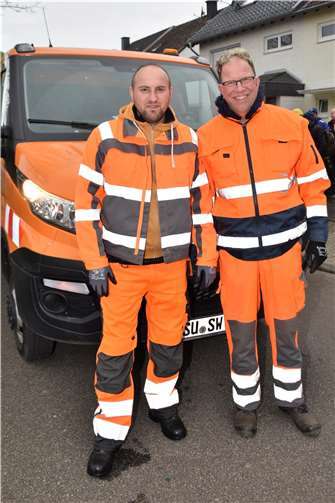 Kehraus ... die Mannschaft der Gemeinde sorgte direkt nach dem Zug für Sauberkei...