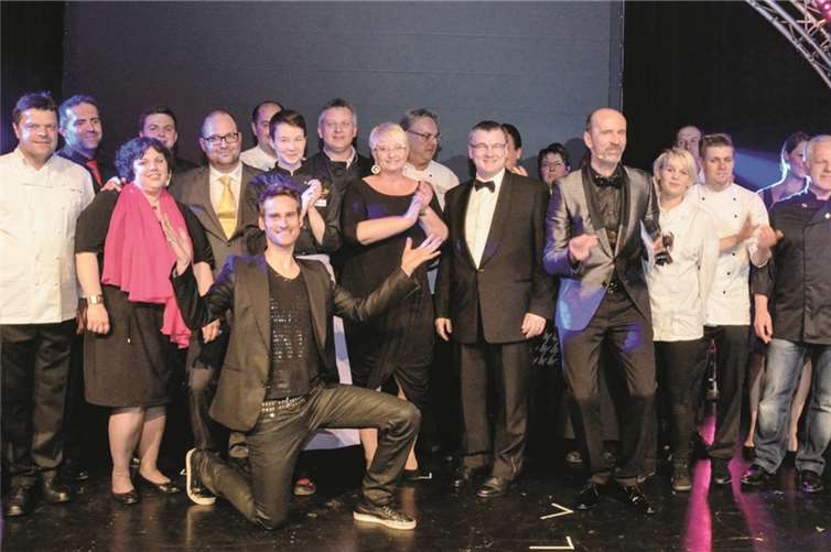 Kein „Ball des Sports 2014“ ohne die Spitzenköche der Region, sie sorgten für kulinarische Hochgenüsse. Von Jupp Wagner (Gourmet Wagner, Mayen), Willy Wolf (Zur Post, Welling), Theo Ganser (Moselblick, Winningen) Walter Pistono (Pistono, Dieblich), Sabine Pauly (Fleur du Chocolat, Mayen-Alzheim), Stefan Schleier (Die Traube, Vallendar) gemeinsam mit den Lohner’s, hatten mehrere Hundert Gäste Gourmetkarten geordert. Das freute Landrat Dr. Alexander Saftig (mitte) und die Chefin des Orgateams, Petra Kretzschmann (links). Fotos: KV MYK