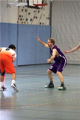 Kein Durchkommen: Daniel Dunkelberg macht den Weg zum Korb dicht. Fotos: privat