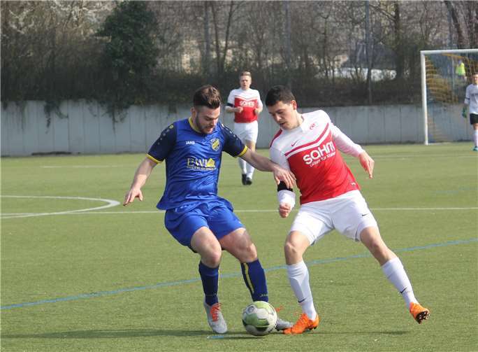 Kein Durchkommen für die Offensivabteilung der Grenzhausener Reserve: Diese unterlag beim Spitzenreiter in Weitersburg (blaues Trikot) mit 1:3 und hat nun elf Punkte Rückstand. Foto: TH