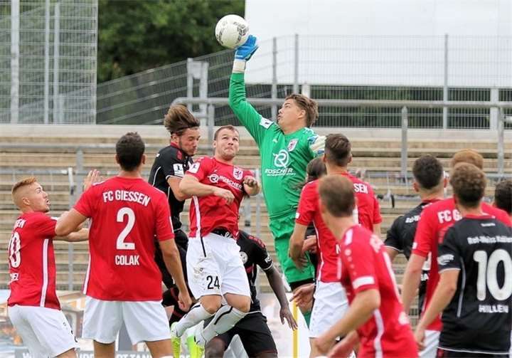 Kein Durchkommen gab es für die Angreifer der Rot-Weißen. Gegen Gießen gab es auch in dritten Spiel in Folge keinen Treffer für den Regionalligaaufsteiger. Foto: TH