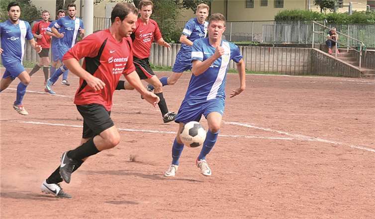 Kein Durchkommen gab es für die Stürmer des FC Germania Urbar (rotes Trikot). Die Reserve des B-Ligisten unterlag beim SV Blau-Weiß Sayn deutlich mit 0:5. TH
