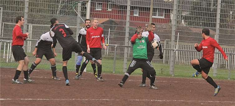 Kein Durchkommen gab es für die Urbarer Spieler beim Besuch in Bendorf. So unterlag am Ende das Team von Trainer Peter Riemenschnitter mit 1:2. -TH-