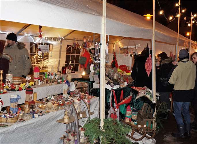 Kein Plastik sondern nur selbst gebastelte Dekorationen aus natürlichen Materialien standen zum Verkauf.