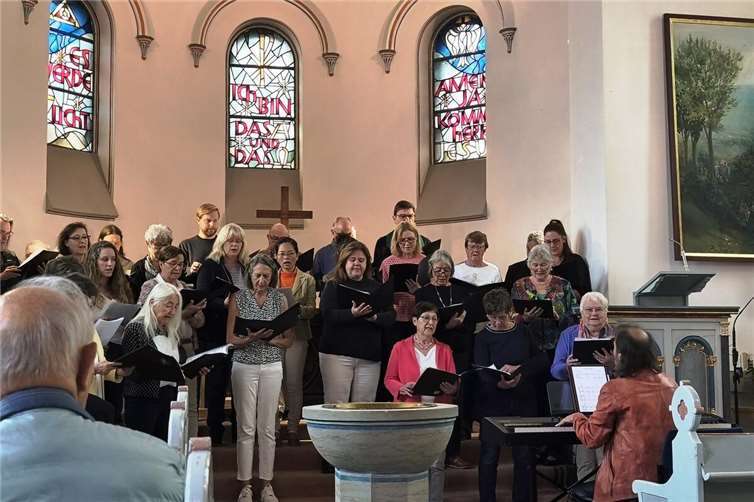 Kein Platz war in der evang. Kirche mehr frei beim Ökumenischen Gottesdienst. Zusammen mit dem Weltladen und dem Gospelchor der evang. Trinitatis Kirchengemeinde stellten die Gottesdienstbesucher die Faire Woche und die Vielfalt des Fairen Handels in den Mittelpunkt des Gottesdienstes.Foto: Jutta Müller