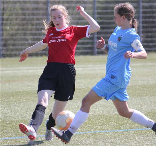 Kein Problem hatten die favorisierten Rübenacher B-Juniorinnen (rote Trikots) mit den Gegnerinnen aus Worms. Foto: privat