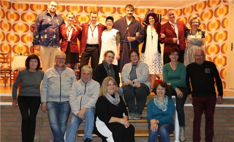 Kein Stück ohne Helfer, die man nicht auf der Bühne sieht: sitzend, wie z.B. Regisseurin Regina Hauprichs (Mitte), 1. Vorsitzendem Rudi Löhr (ganz re.) oder 2. Vorsitzenden Norber Cläsgens (2. v.li.). Fotos: CRO