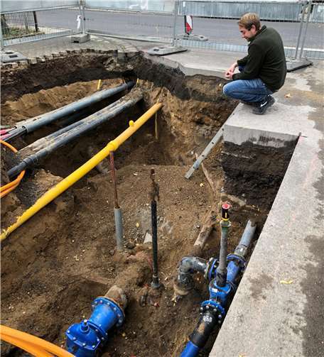 Kein Vergnügen für das Team von Dennis Haberer. Der Schieber (blau im Vordergrund) konnte mit einer kurzzeitigen Unterbrechung der Versorgung erneuert werden. Doch dahinter stecken weitere Probleme. Am Fuß der Leiter deutlich zu sehen: Das Betonwiderlager, das weggestemmt werden muss.Foto: Stadtwerke Neuwied