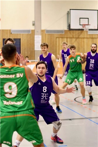 Kein Vorbeikommen für Roleber- die Meckenheimer Verteidigung steht.