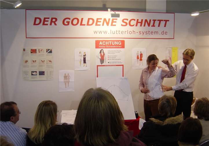 Kein mühsames Ausradeln mehr: Bei Stoff-Ideen in Koblenz können Hobbyschneiderinnen ein revolutionäres Zuschneidesystem kennenlernen. Foto: Stoff-Ideen