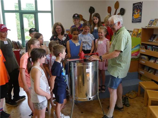 Keine Angst vor Bienenstichen! Das gilt auf alle Fälle für die 17 Kinder zwischen 8 und 10 Jahren, die an zwei Samstagen in der Rheinbacher Bücherei St. Martin waren. Foto: privat