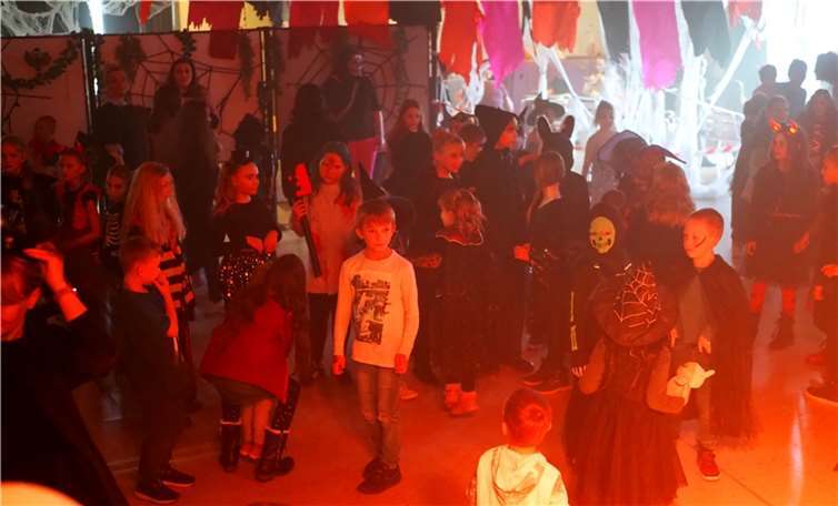 „Keine Angst vor Pappmaché“ hieß die Halloween-Aktion im Jugendzentrum, bei der 1200 Kinder und Jugendliche ihren Spaß hatten. Foto: Stadtverwaltung Andernach