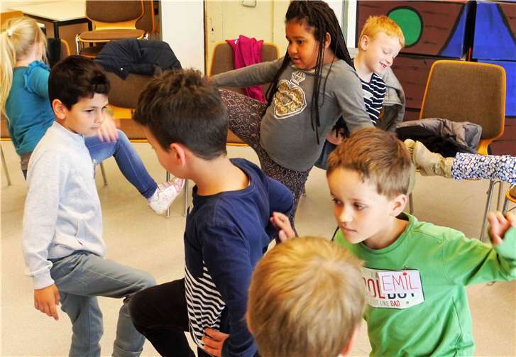 Keine Berührungsängste. Auch wenn es fast artistisch wird: Fuß an Fuß ist zu schaffen. Andere Kinder nicht auszugrenzen, das ist ebenso wichtig wie: Grenzen ziehen und respektieren. privat