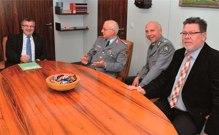 Keine Berührungsängste, die zivil-militärische Zusammenarbeit in Mayen-Koblenz funktioniert gut: (v.l.n.r) Dr. Alexander Saftig, Oberst Erwin Mattes, Oberstleutnant d.R. Arno Sauer, Ingolf Ulmen.privat