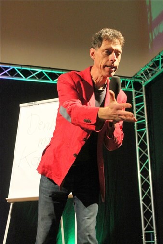 Keine Berührungsängste mit dem Publikum. „Maddin“ bindet die Leute gerne in seine wirren Gedankengänge mit ein.Foto: -TE-