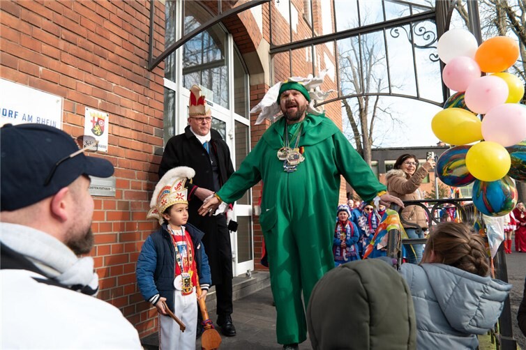 Keine Chance für Bürgermeister Christoph Mohr: Prinz Yassin I. aus dem Dschungel der Löwen erobert den Stadtschlüssel.