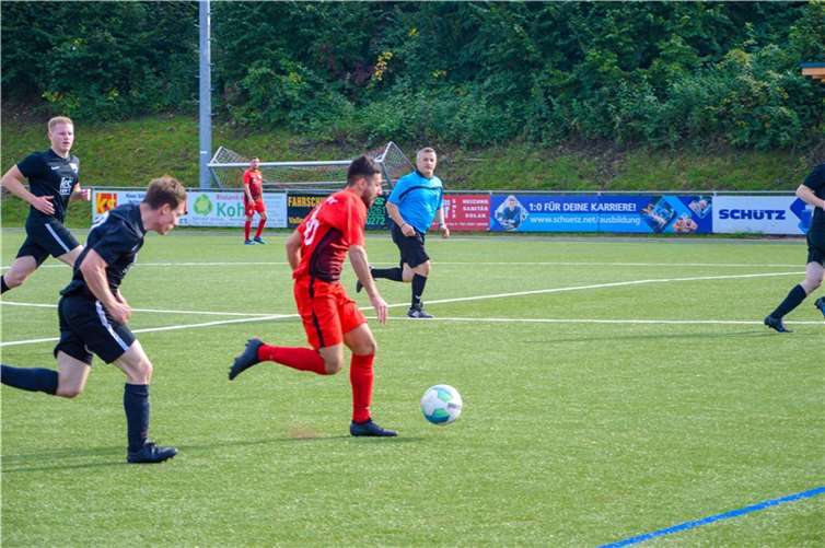 Keine Chance für die SG Rheindörfer: Die erste Mannschaft des FC Urbar (in rot) gewann im Topspiel deutlich mit 6:0 und sichert sich die Tabellenspitze.Fotos: privat