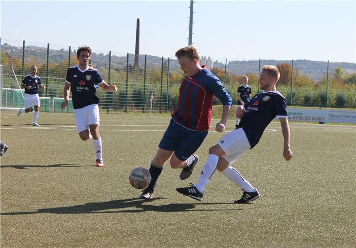 Keine Chance ließen die in blauen Trikots spielenden Hausherren der in Unterzahl angereisten Reserve der SG Oberahrtal. privat