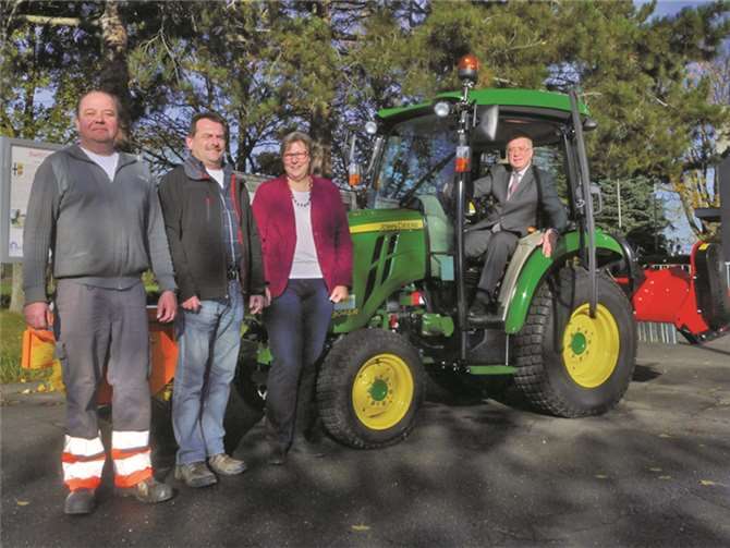 Keine Leihfahrzeuge mehr: Mit dem neuen Multifunktionsgerät ist der Bauhof Swisttal auf Herbst und Winter gleichermaßen gut vorbereitet. privat
